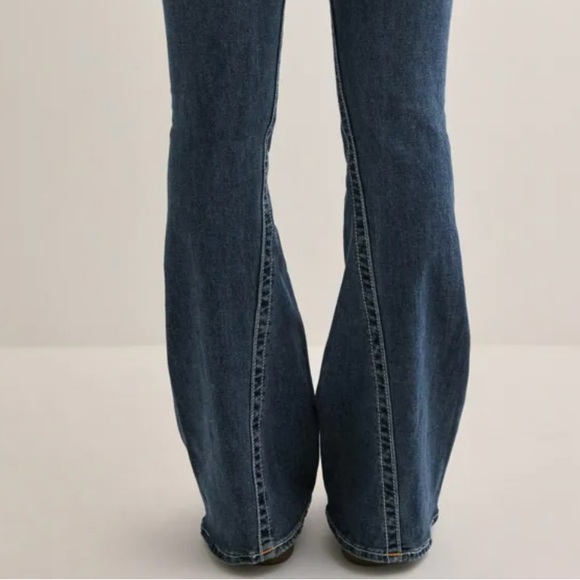 TRUE RELIGION NWT JOEY LOW RISE
FLARE JEANS Sz.28 MSRP $239 - Picture 4 of 14